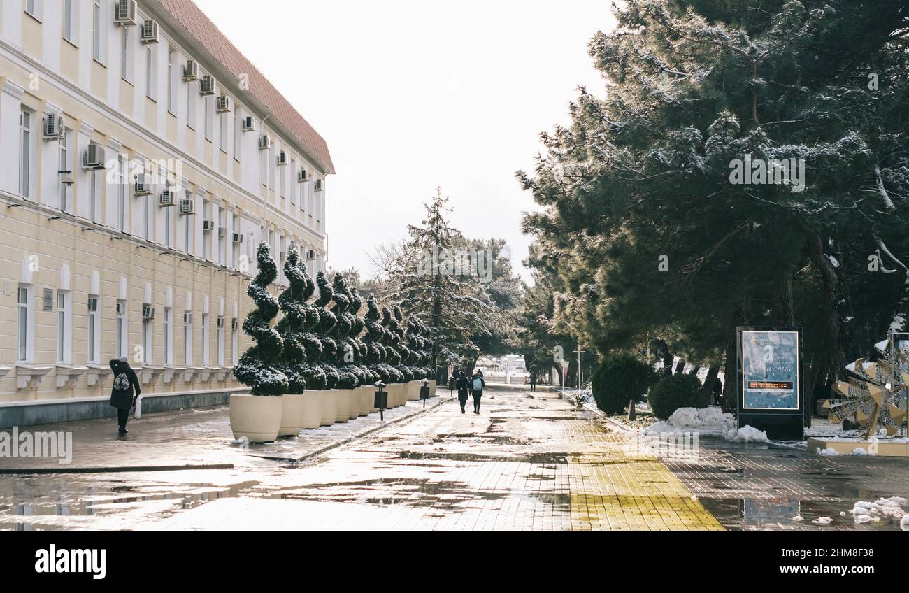 Gelendzhik, Russia, 24 gennaio 2022: Paesaggio cittadino con persone che camminano lungo il argine vicino all'amministrazione della città nella stagione invernale. Foto Stock