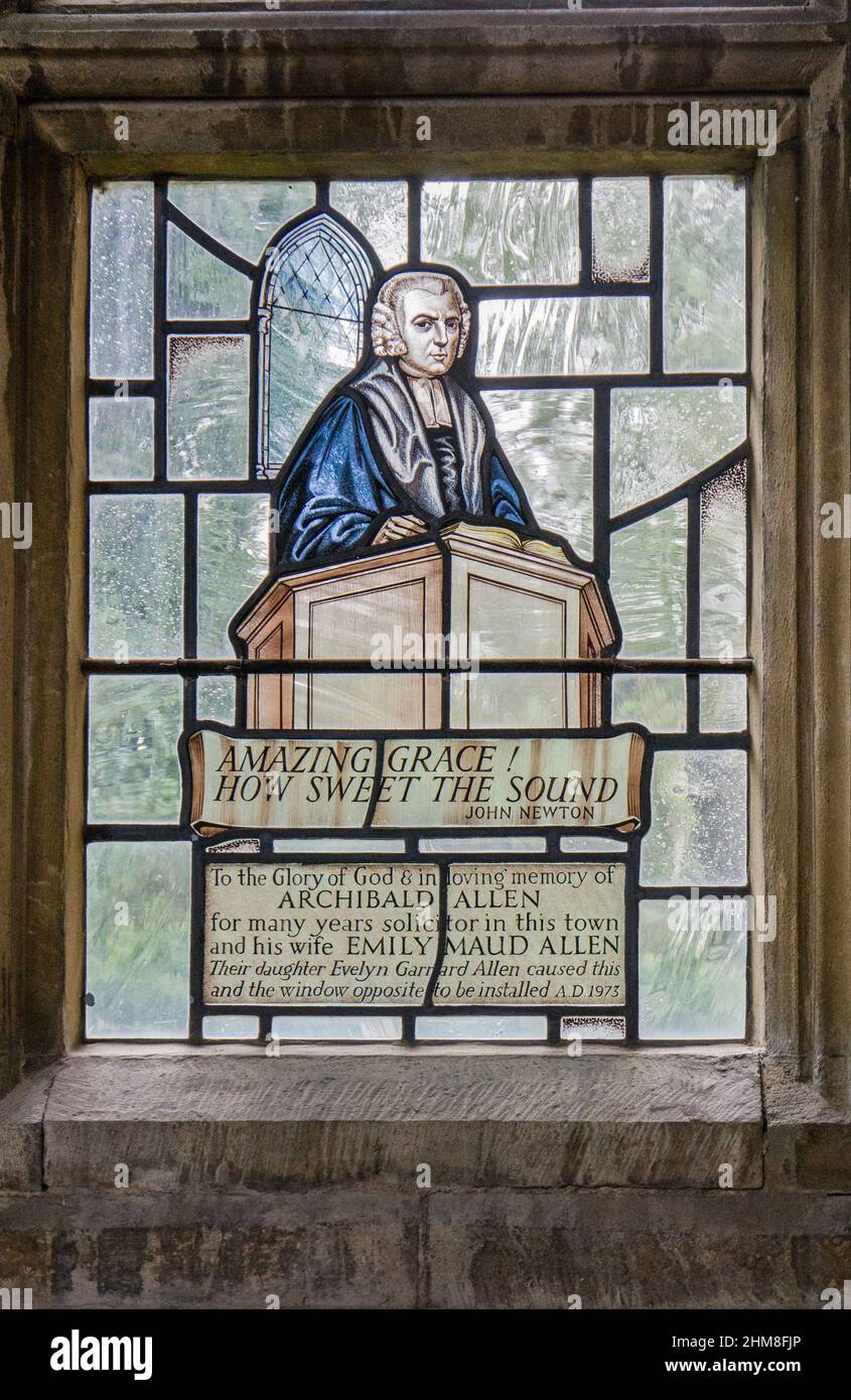 Vetrata colorata che mostra John Newton, scrittore dell'inno 'Amazing Grace' , in Olney, Buckinghamshire, Regno Unito Foto Stock