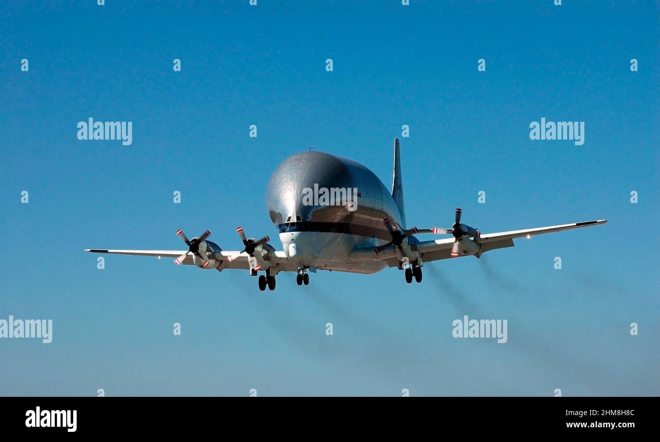 CENTRO SPAZIALE KENNEDY, FLA. – Questo velivolo Super Guppy si avvicina all'atterraggio presso la struttura di atterraggio navetta del Centro spaziale Kennedy della NASA. Ha volato al Centro per raccogliere e trasportare l'elemento di prova strutturale del modulo comune al Marshall Space Flight Center della NASA a Huntsville, Ala. Il modulo comune è un contenitore di alluminio utilizzato come elemento di prova strutturale per un elemento di volo della Stazione spaziale reale. A Marshall, il modulo verrà utilizzato per condurre test avanzati di controllo ambientale e di supporto vitale per le future missioni esplorative della NASA. L'aereo Super Guppy ha un unico naso incernierato Foto Stock