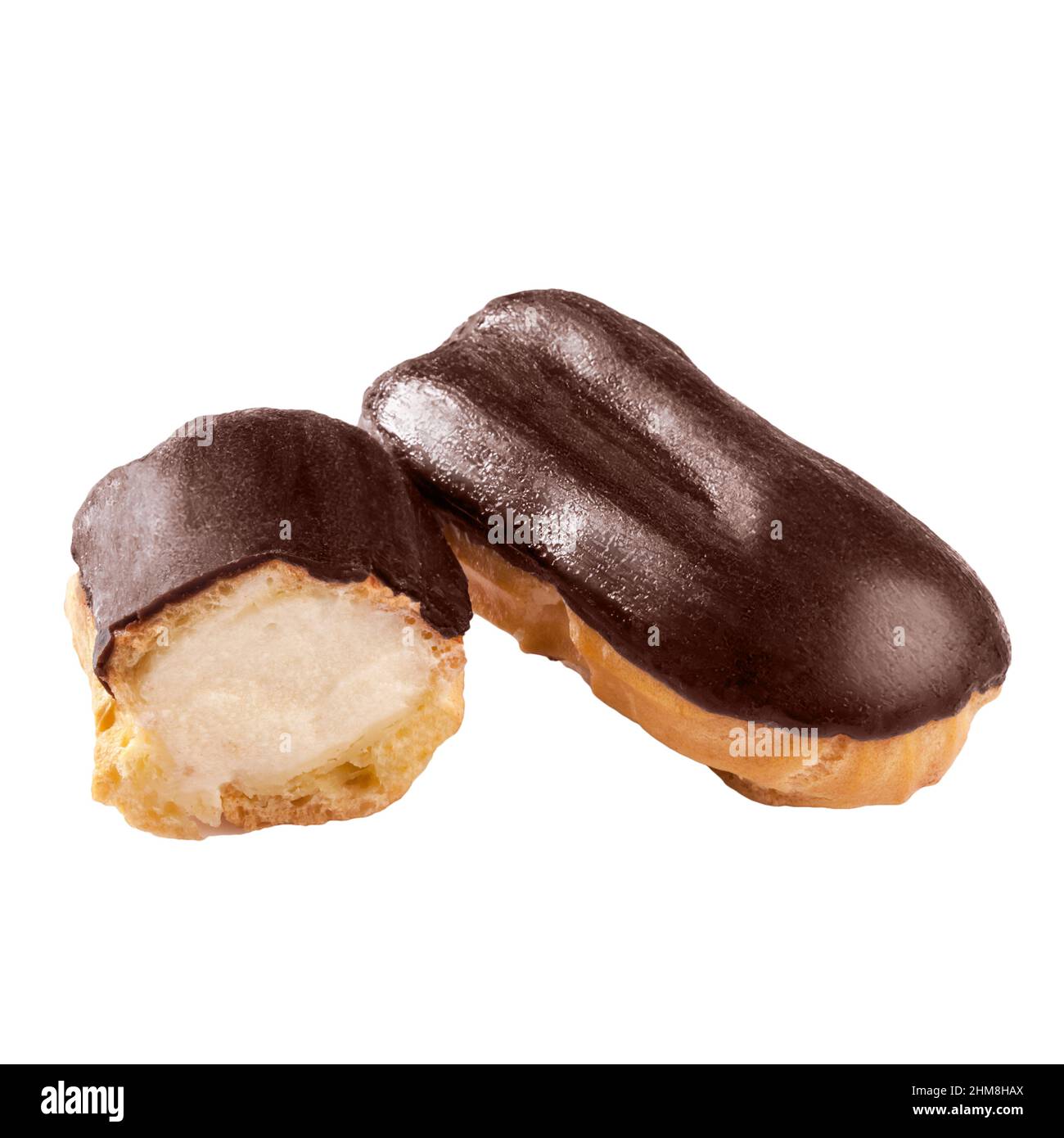 Choux pasticceria eclair con crema di latte crema di latte e glassa al cioccolato isolato su bianco Foto Stock