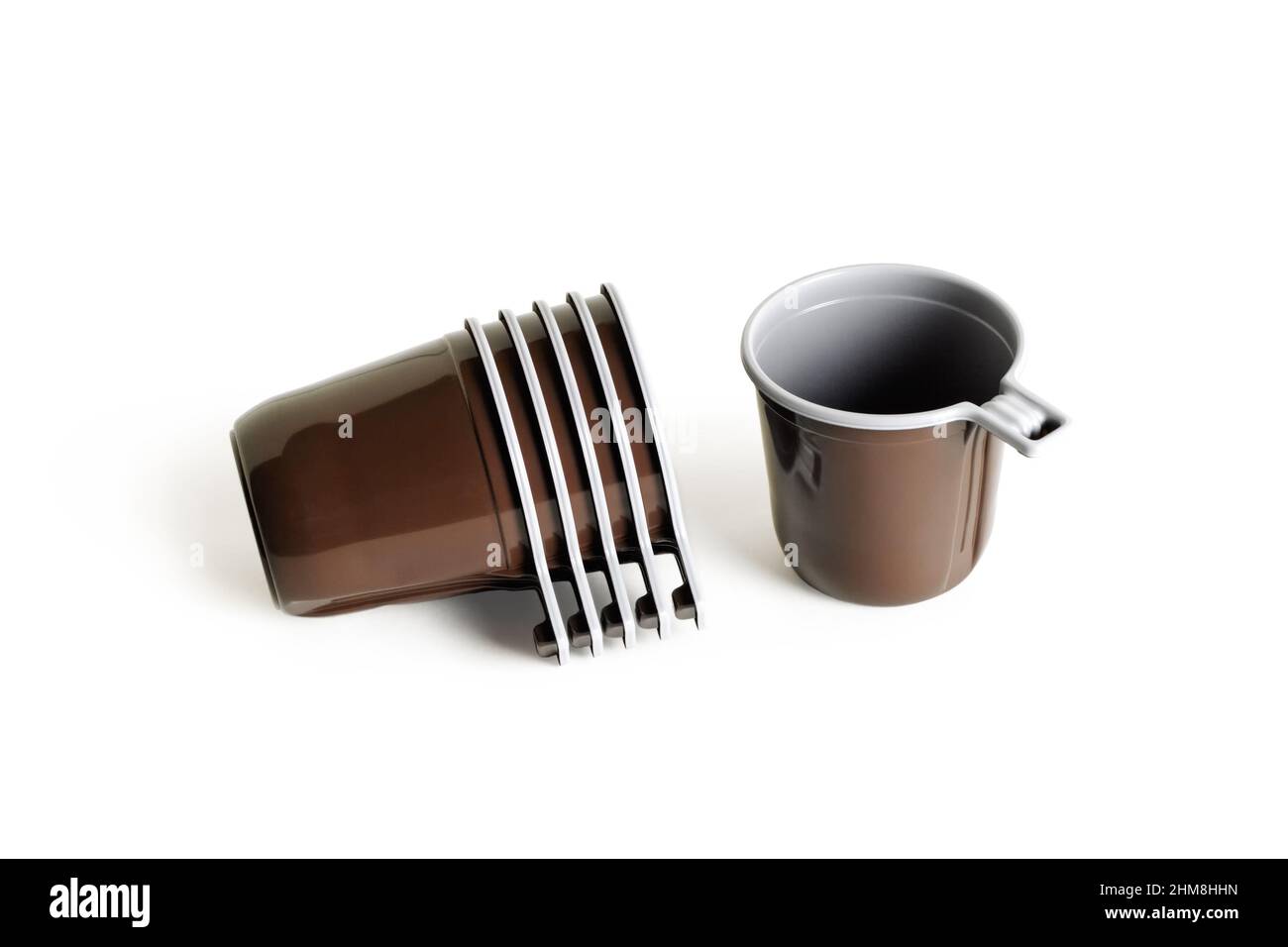 Pila di tazze di plastica. Primo piano. Isolato su sfondo bianco. Foto Stock