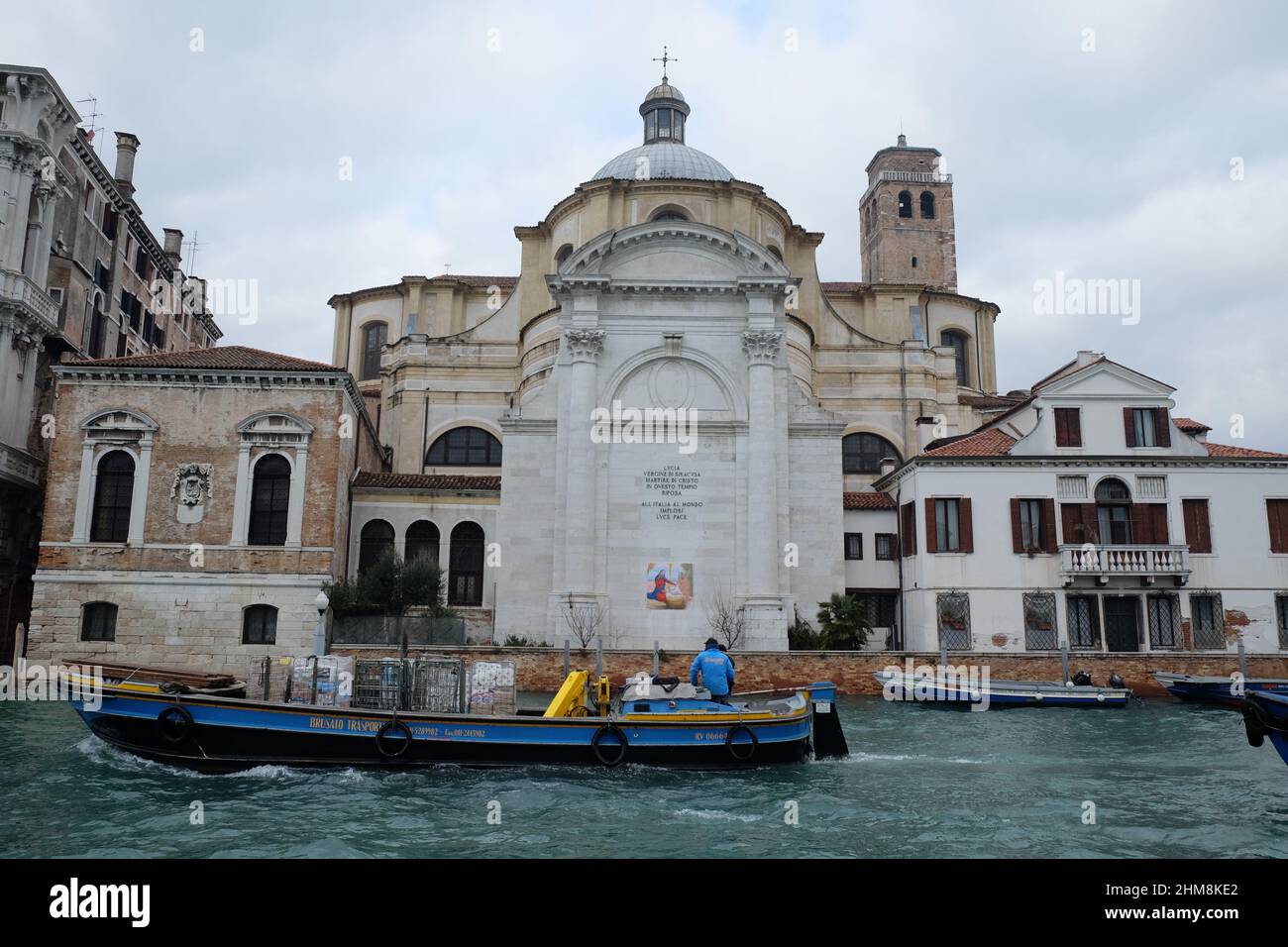 Vista sul canale di cannaregio a Venezia durante un periodo stagionale di nebbia Foto Stock