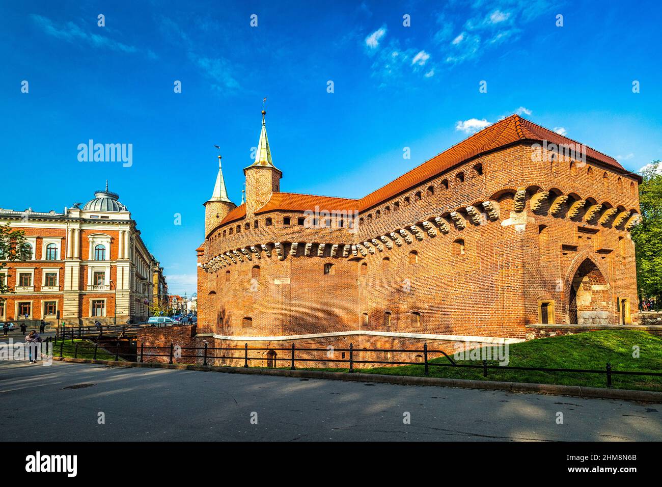 Il Barbican di Cracovia, un avamposto fortificato delle mura della città. Il centro storico della città di Cracovia, la Polonia, l'Europa. Foto Stock