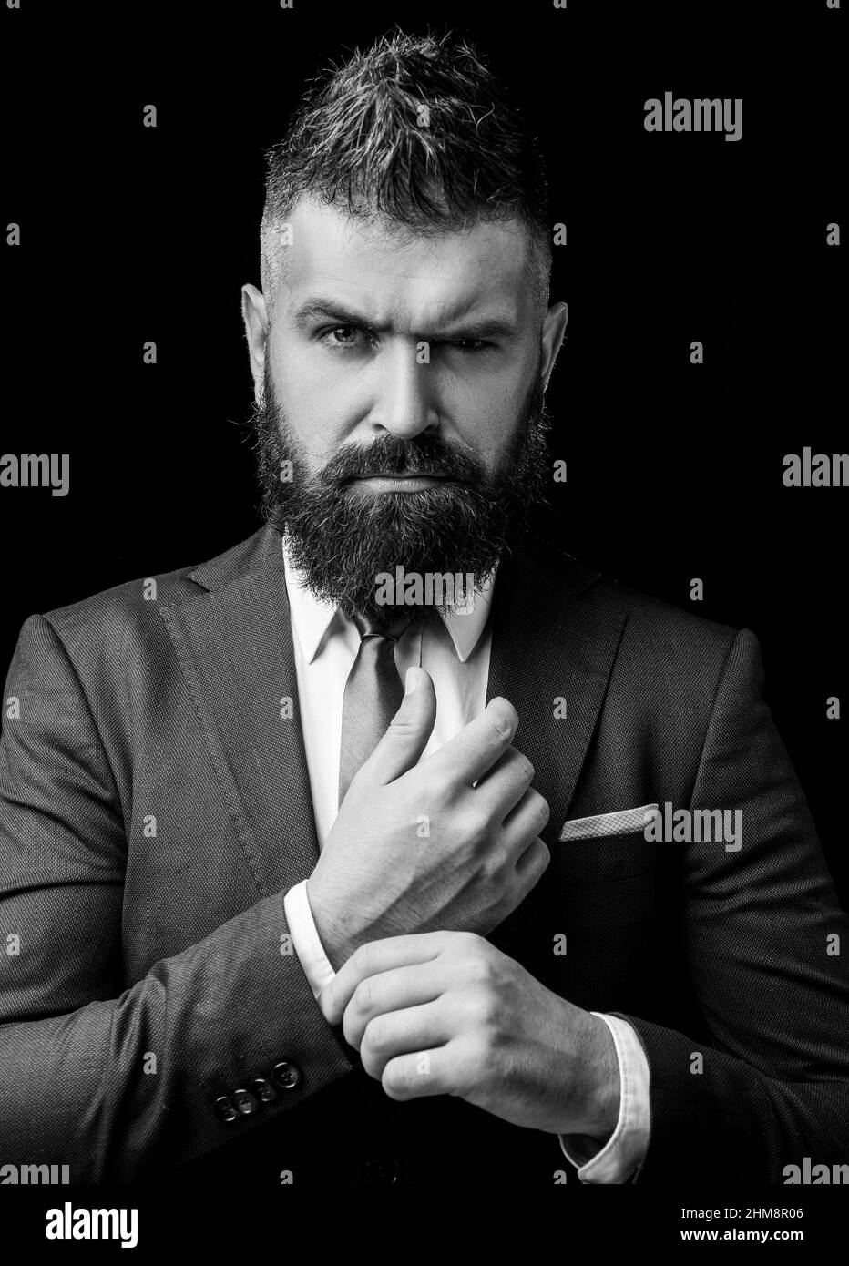 Negozio su misura. Uomo vestito moda. Uomo d'affari nel lavoro. Abito da  riunione. Uomo d'affari in abito grigio scuro. Uomo in abito classico,  camicia e cravatta Foto stock - Alamy