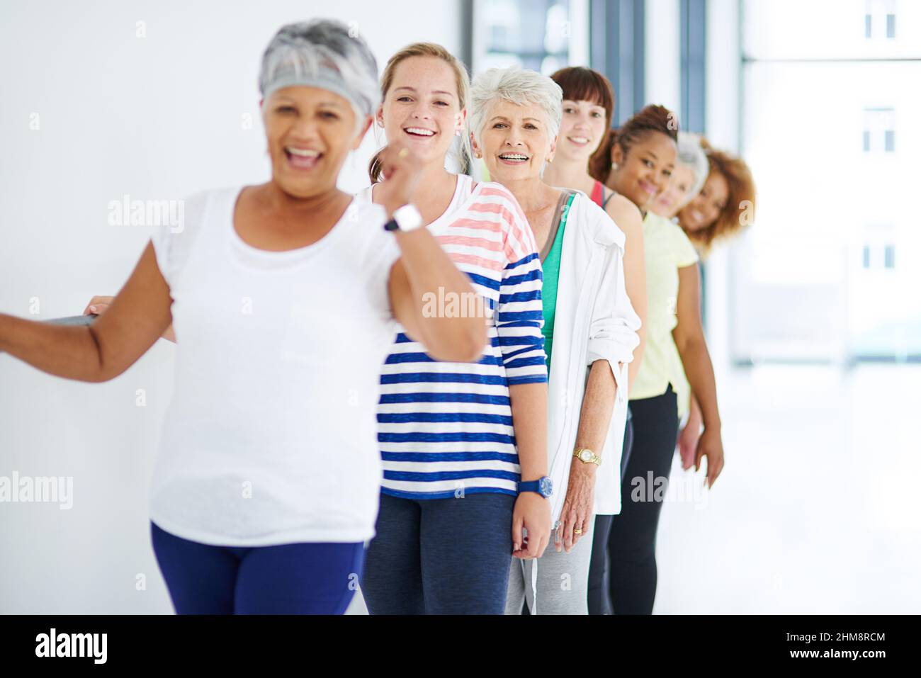 L'età è solo un numero. Shot di un gruppo di donne che lavorano in ambienti chiusi. Foto Stock