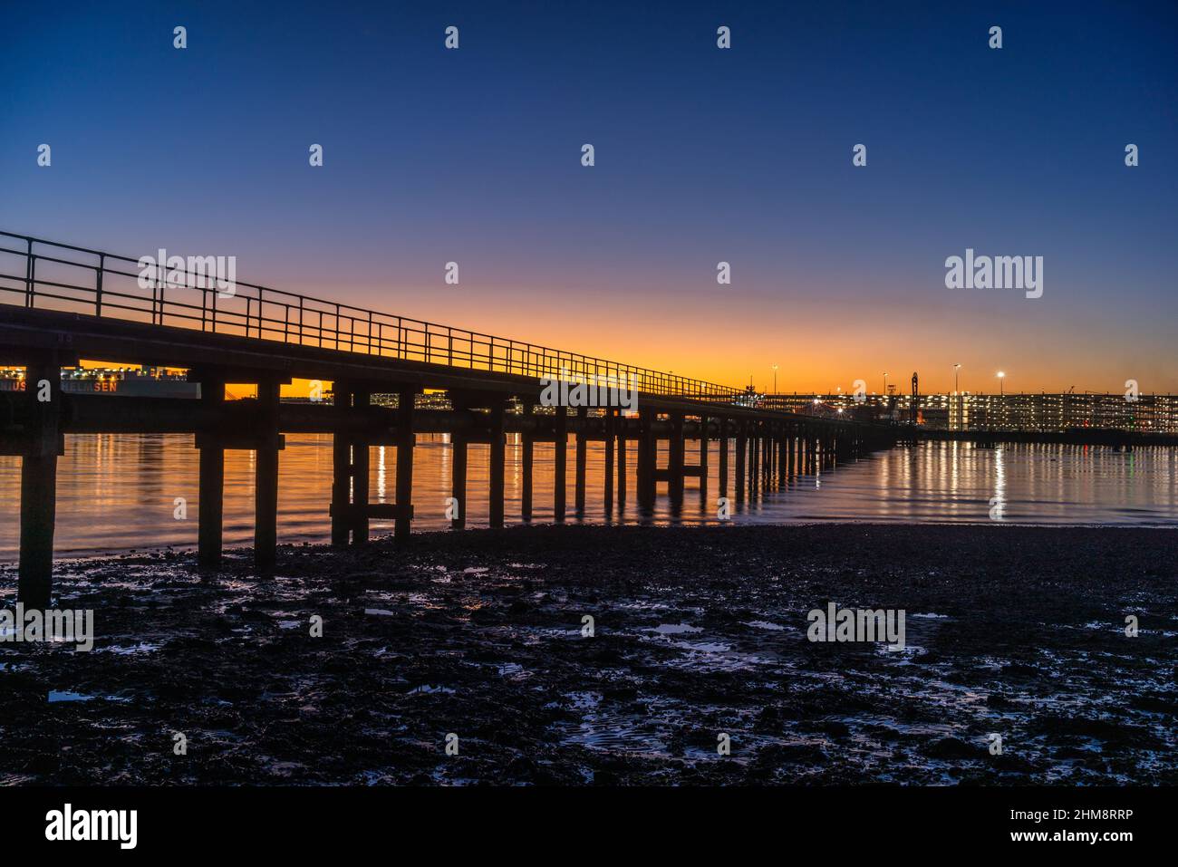 Ora d'oro / ora blu tramonto sul fiume Itchen, Southampton, Hampshire, Inghilterra, Regno Unito Foto Stock