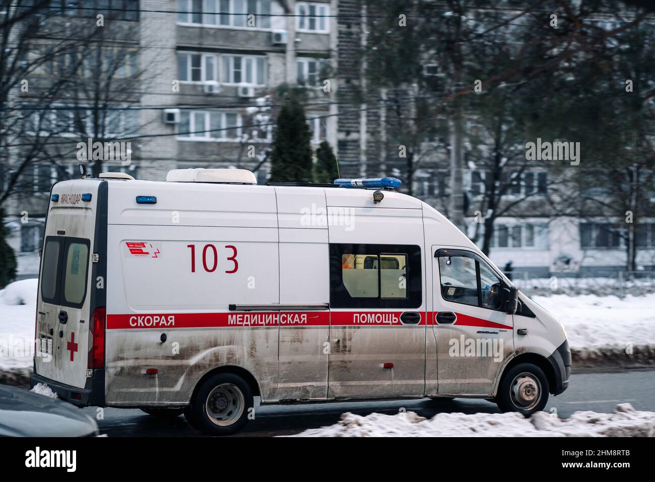 Krasnodar, Russia - Gennaio 27 2022: Van dell'ambulanza in movimento che guida lungo la strada della città. Macchina a risposta rapida. Macchina di pronto soccorso medica russa. Foto Stock