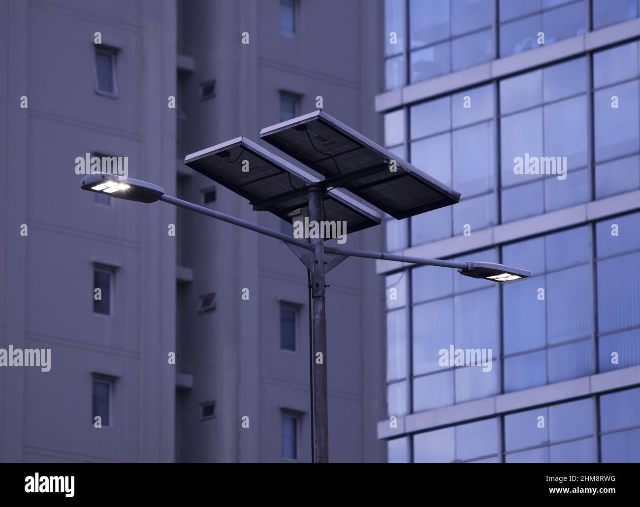 Illuminazione stradale utilizzando energia solare Foto Stock