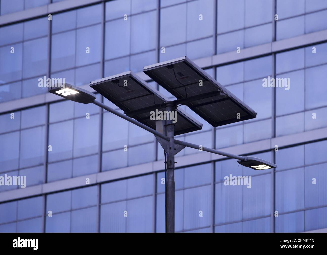 Illuminazione stradale utilizzando energia solare Foto Stock