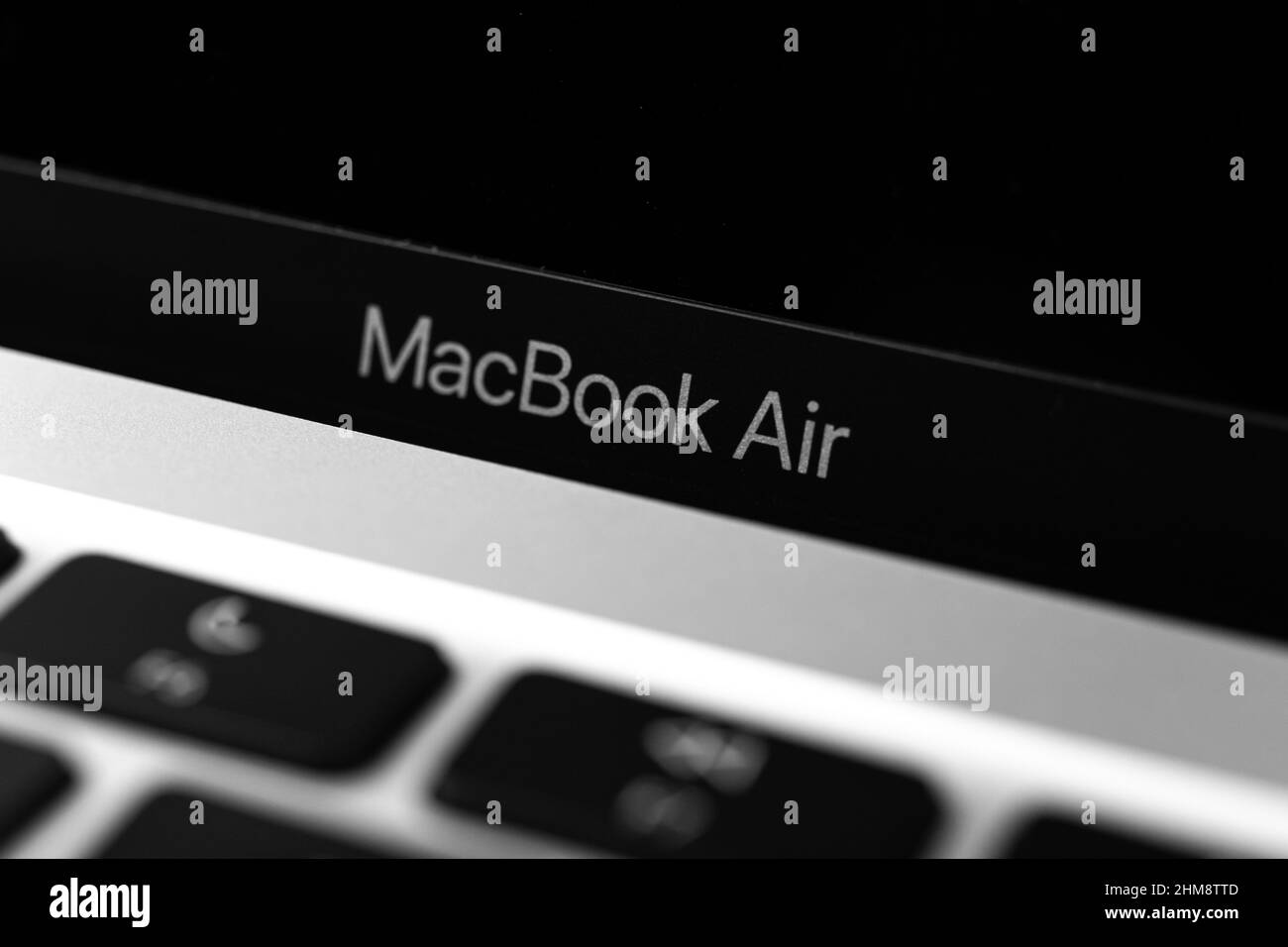 Primo piano del logo Apple MacBook Air. Notebook moderno su Apple M1 e MacOS Foto Stock