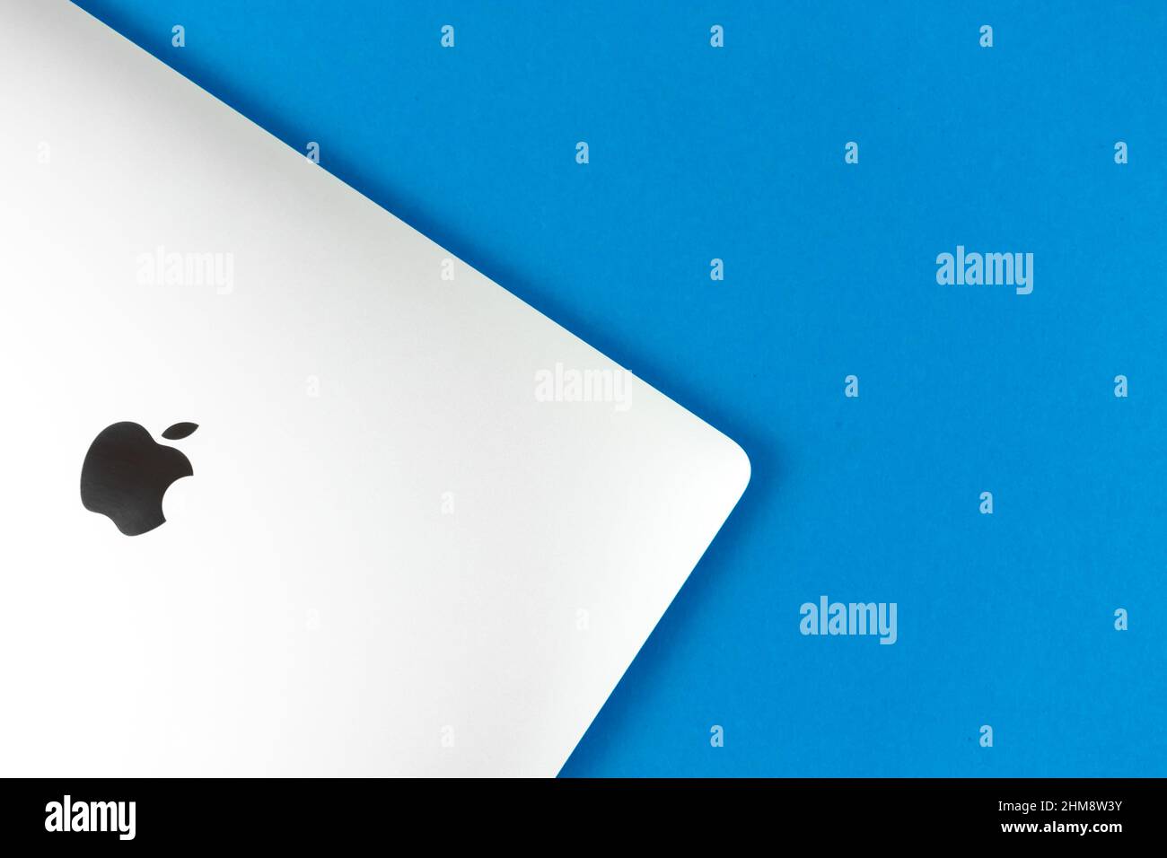 MacBook Apple su sfondo blu brillante. Business e concetto di ufficio, vista dall'alto, piatto Foto Stock MacBook Apple su sfondo blu brillante. Business e concetto di ufficio, vista dall'alto, piatto Foto Stock