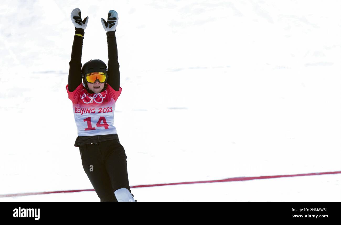 Zhangjiakou, la provincia cinese di Hebei. 8th Feb 2022. Gloria Kotnik di Slovenia celebra dopo lo slalom gigante parallelo delle donne di snowboard al Genting Snow Park P & X Stadium a Zhangjiakou, nella provincia di Hebei della Cina settentrionale, il 8 febbraio 2022. Credit: Wang Haofei/Xinhua/Alamy Live News Foto Stock