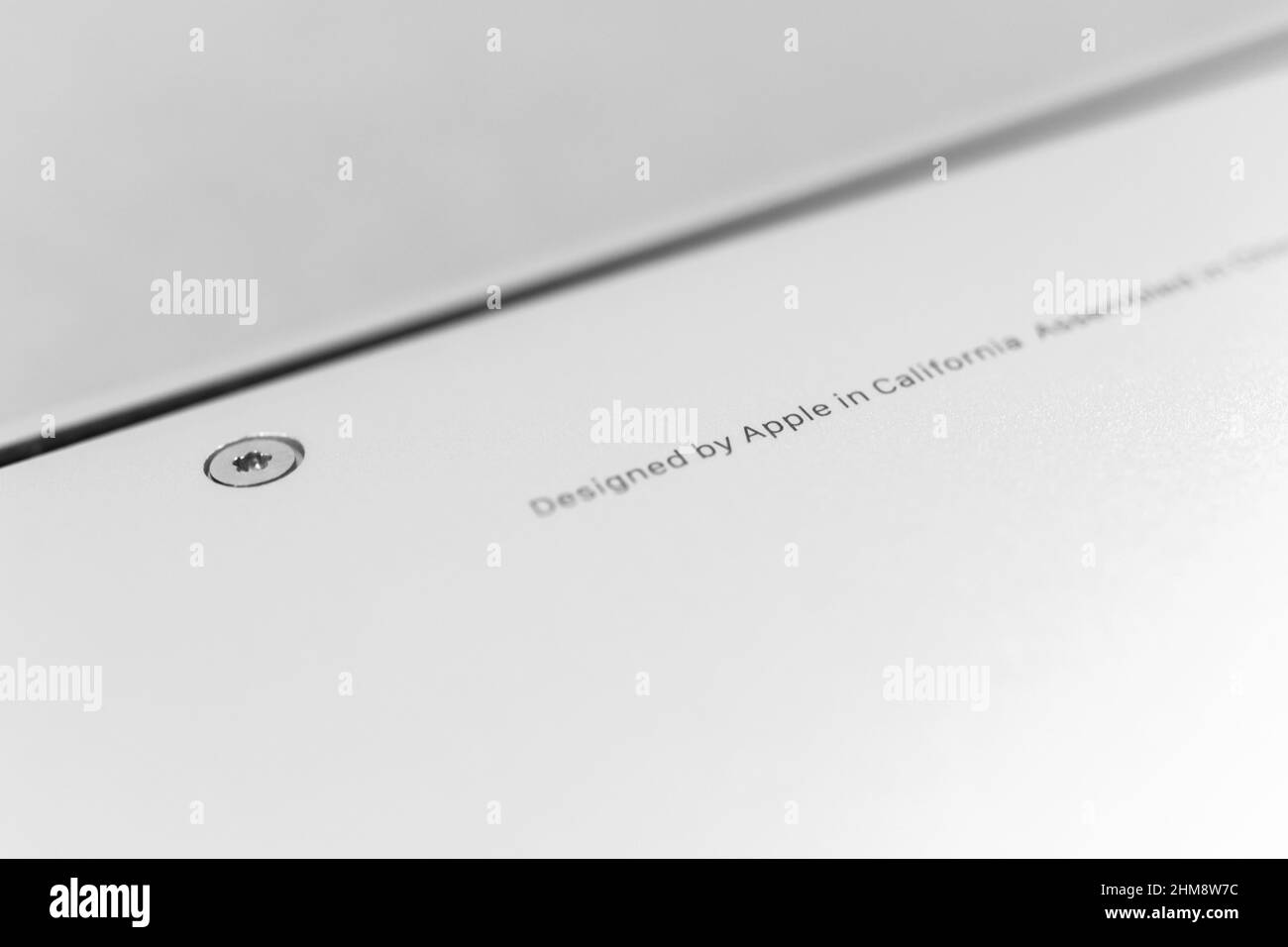 Apple MacBook Designed by Apple in California testo sul laptop in primo piano Visualizza foto Foto Stock