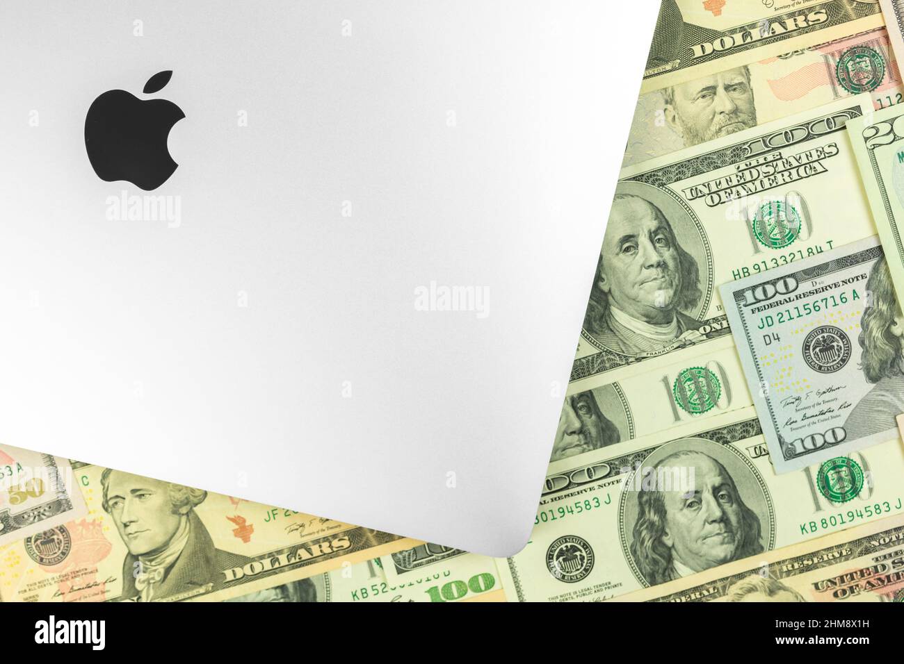 Apple MacBook Pro e Air. Moderno notebook su MacOS e chip M1. Contesto di affari con soldi del dollaro Foto Stock Apple MacBook Pro e Air. Moderno notebook su MacOS e chip M1. Contesto di affari con soldi del dollaro Foto Stock