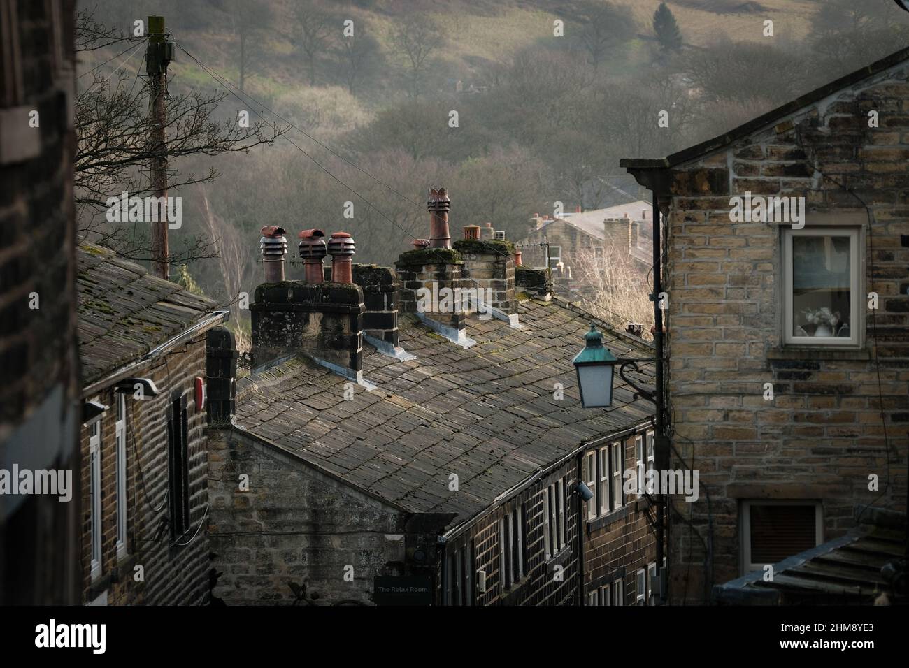 Haworth, Regno Unito: Vista su Howarth, West Yorkshire da Main Street, che attrae turisti da tutto il mondo grazie ai suoi collegamenti con il Bronte Foto Stock