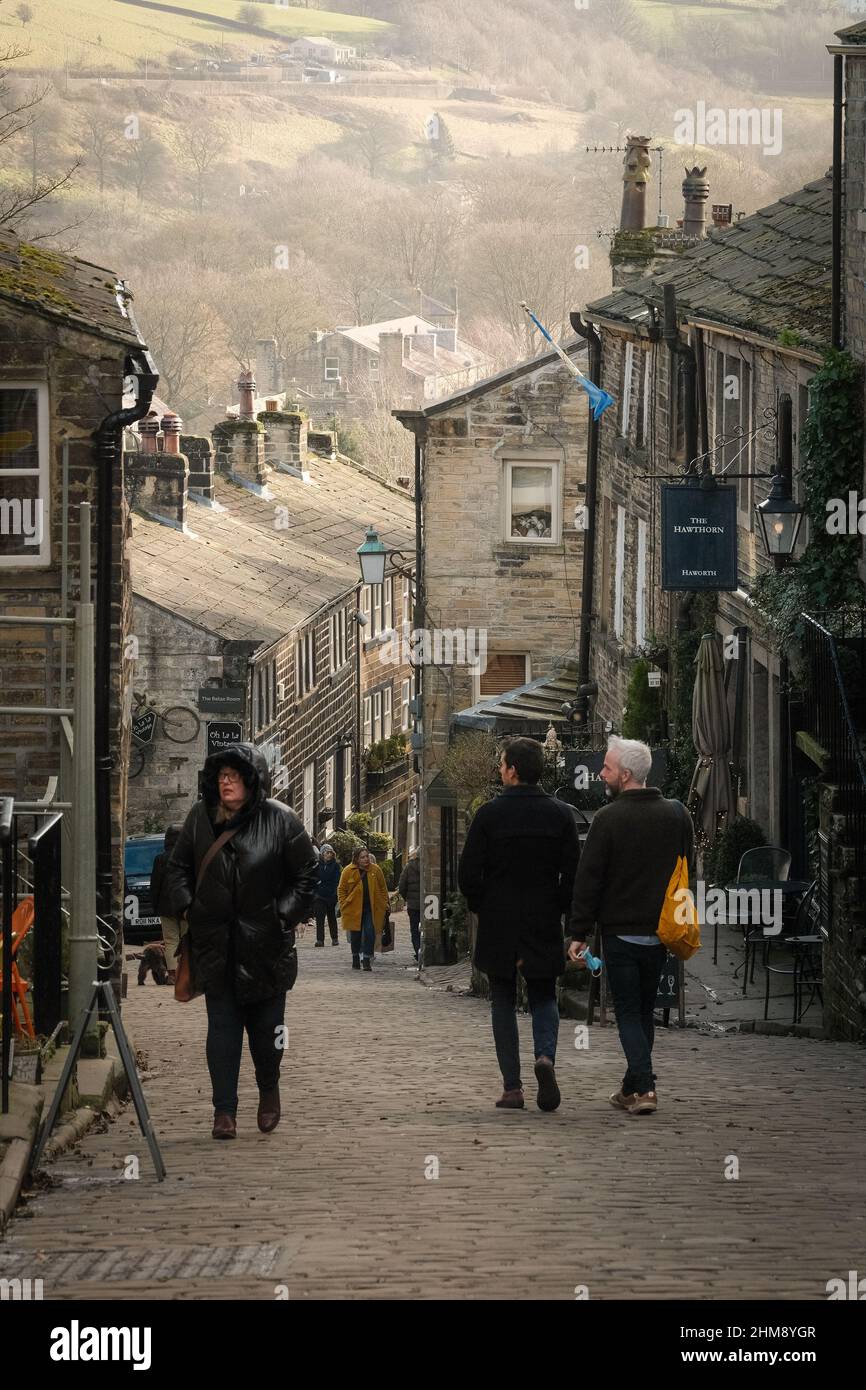Haworth, Regno Unito: Main Street a Howarth, West Yorkshire attrae turisti da tutto il mondo grazie ai suoi collegamenti con le Bronte Sisters. Foto Stock