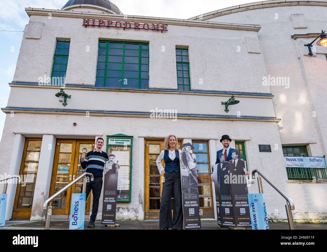 Hippodrome Cinema, Bo'Ness, Scozia, Regno Unito, 08 febbraio 2022. Hippodrome Silent Film Festival: Il programma HippFest 2022 viene lanciato con alcune delle star più conosciute dell'era silenziosa, tra cui Lon Chaney, Buster Keaton e Laurel & Hardy, mentre il team del festival festeggia di nuovo il ritorno agli eventi dal vivo. Il festival si svolge a Hippodrome, il più antico cinema costruito appositamente in Scozia. Nella foto: Will Gibbs, Venue Supervisor, Falkirk Community Trust, Alison Strauss, direttore del festival e John Humphries, produttore dell'HippFest Festival Foto Stock