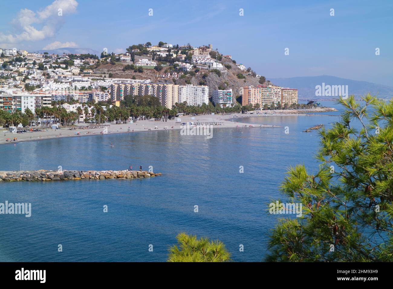 Almuñecar, Costa Tropical, Provincia di Granada, Andalusia, Spagna meridionale. Spiagge all'estremità orientale della città. Foto Stock