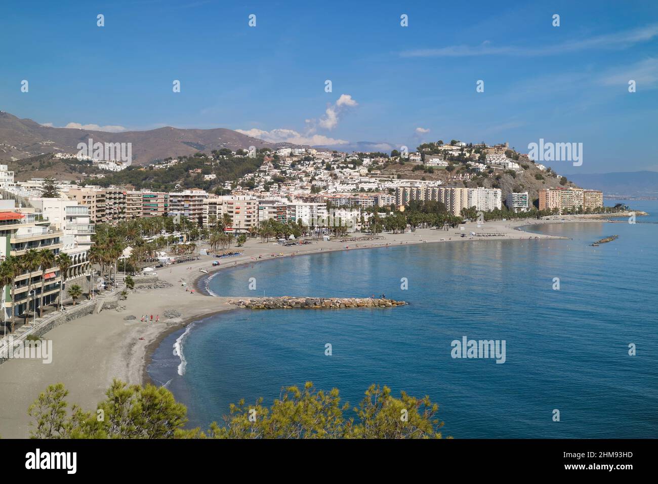 Almuñecar, Costa Tropical, Provincia di Granada, Andalusia, Spagna meridionale. Playa de la Caletilla e, oltre il molo della terra, Playa Puerta del Mar. Foto Stock