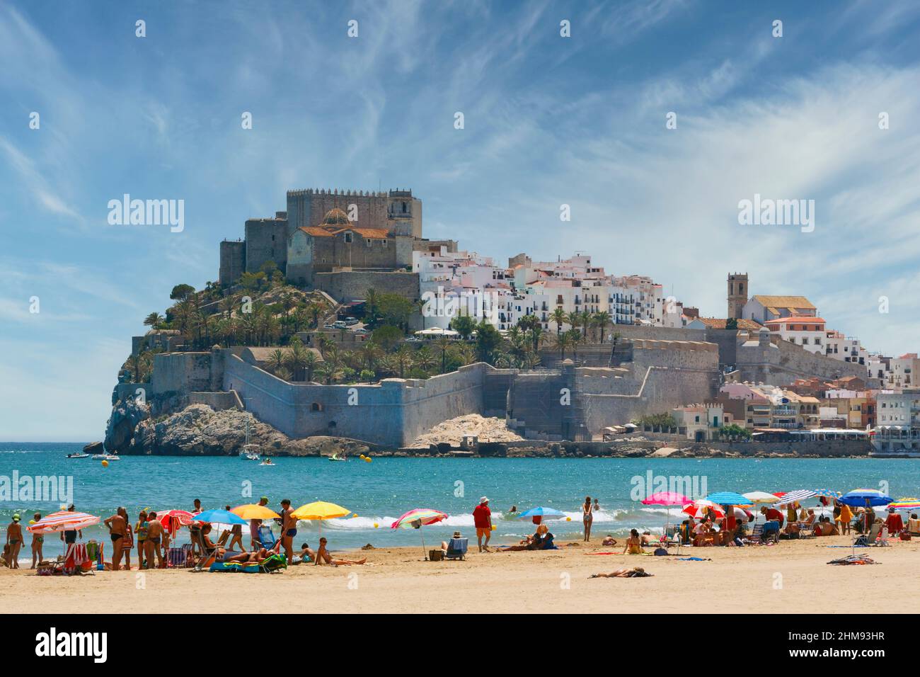 Peñíscola o Peniscola, provincia di Castellon, Costa del Azahar, Spagna. La città e il castello visto di fronte alla spiaggia. Il castello fu costruito dai Cavalieri Foto Stock