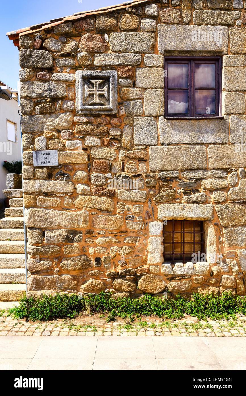 Templari Croce Pattee su una casa di granito, Idanha-a-Velha villaggio, Serra da Estrela, Beira alta, Portogallo Foto Stock