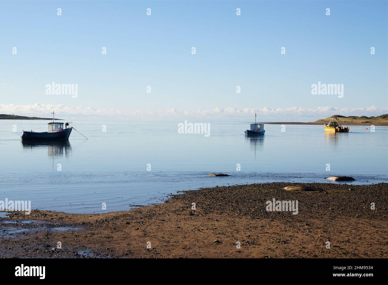 Barche a Anchor nell'estuario a Ravensglass sulla costa della Cumbria Foto Stock