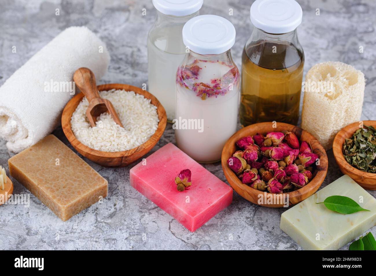 Cosmetici fermentati a base di riso, rosa e tè verde Foto Stock