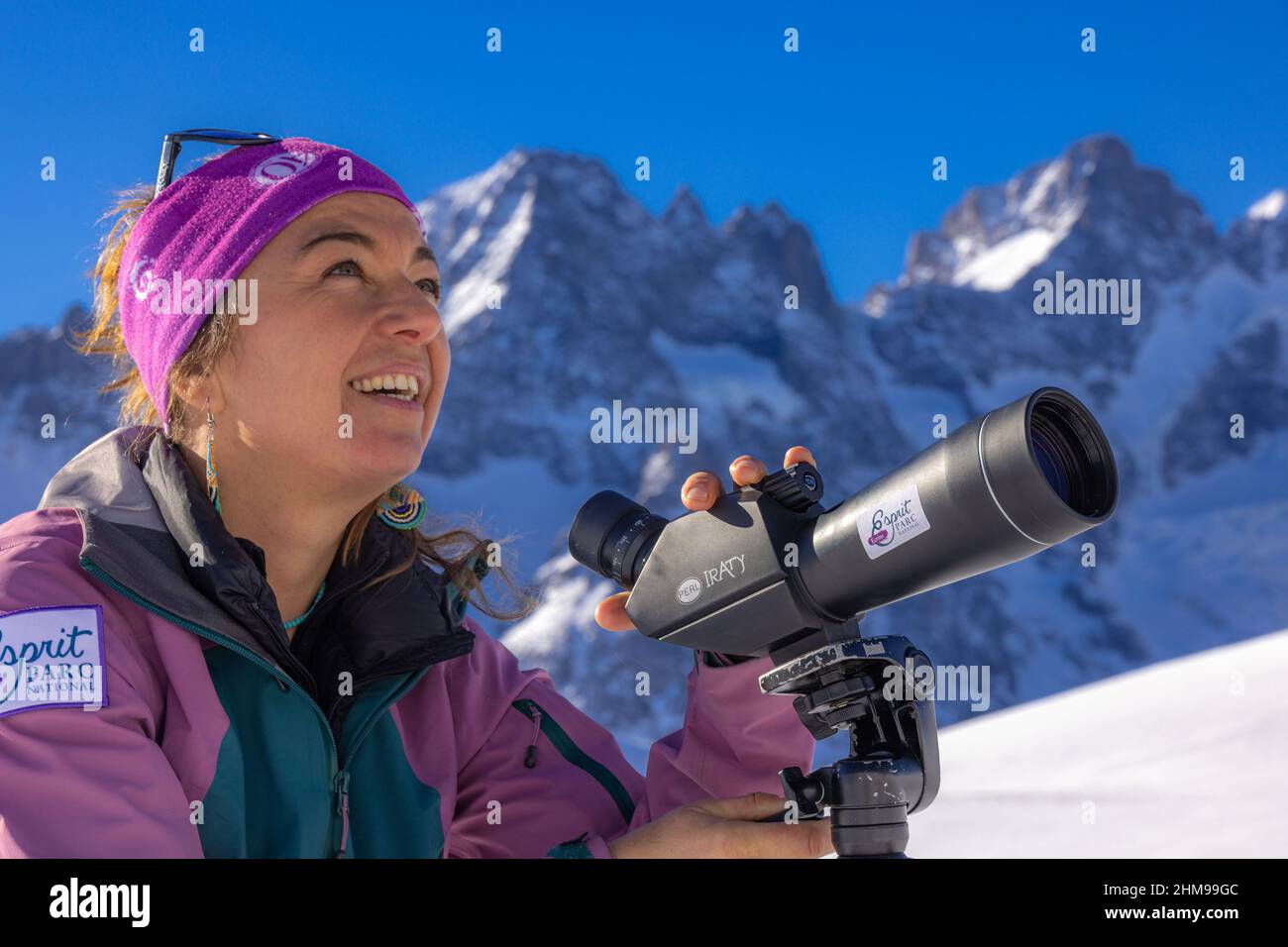 Francia. Hautes-Alpes (05) Parco Nazionale degli Ecrins, dalla cima del comprensorio sciistico di Serre Chevalier, osservazione della fauna selvatica con un telescopio con Rachel Bourg, Foto Stock