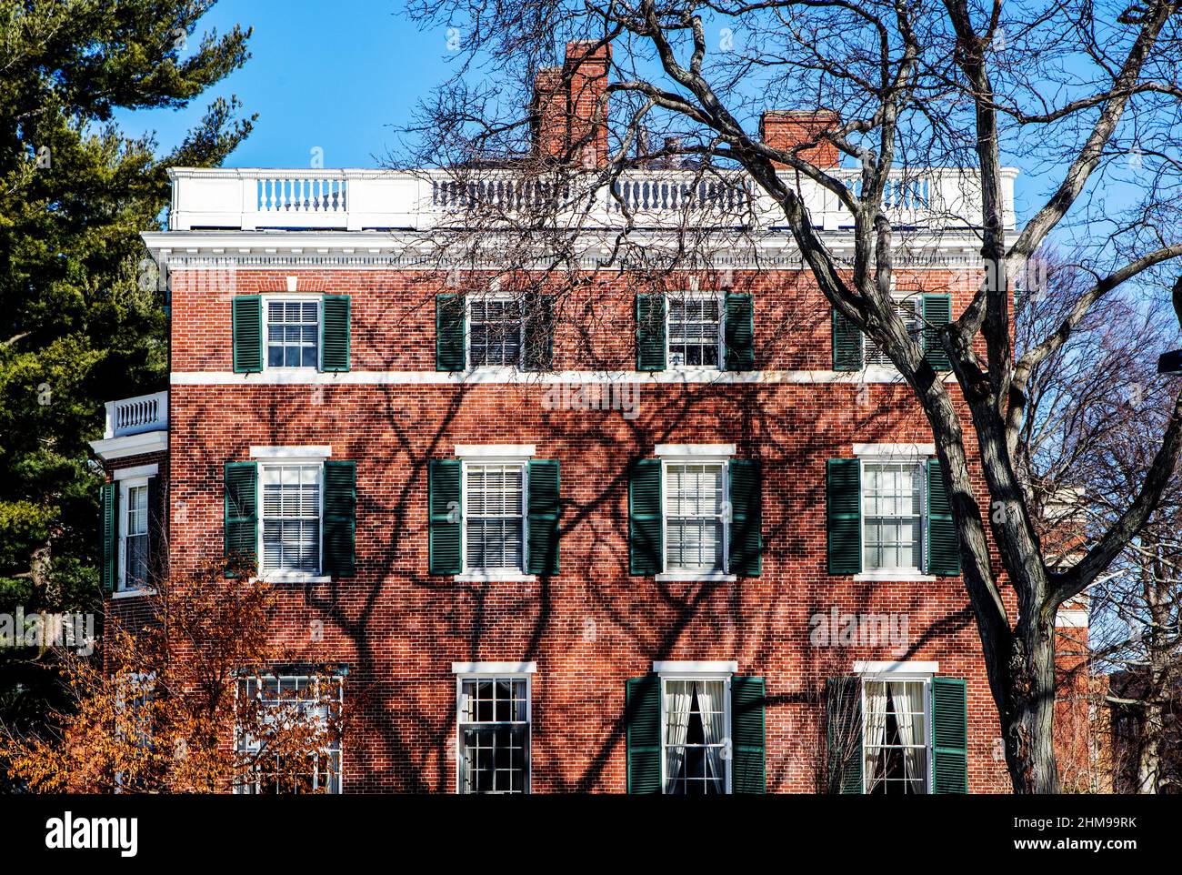 Cambridge, Massachusetts, USA - 6 febbraio 2022: Vista laterale della Loeb House nell'Harvard Yard dell'Università di Harvard. Foto Stock