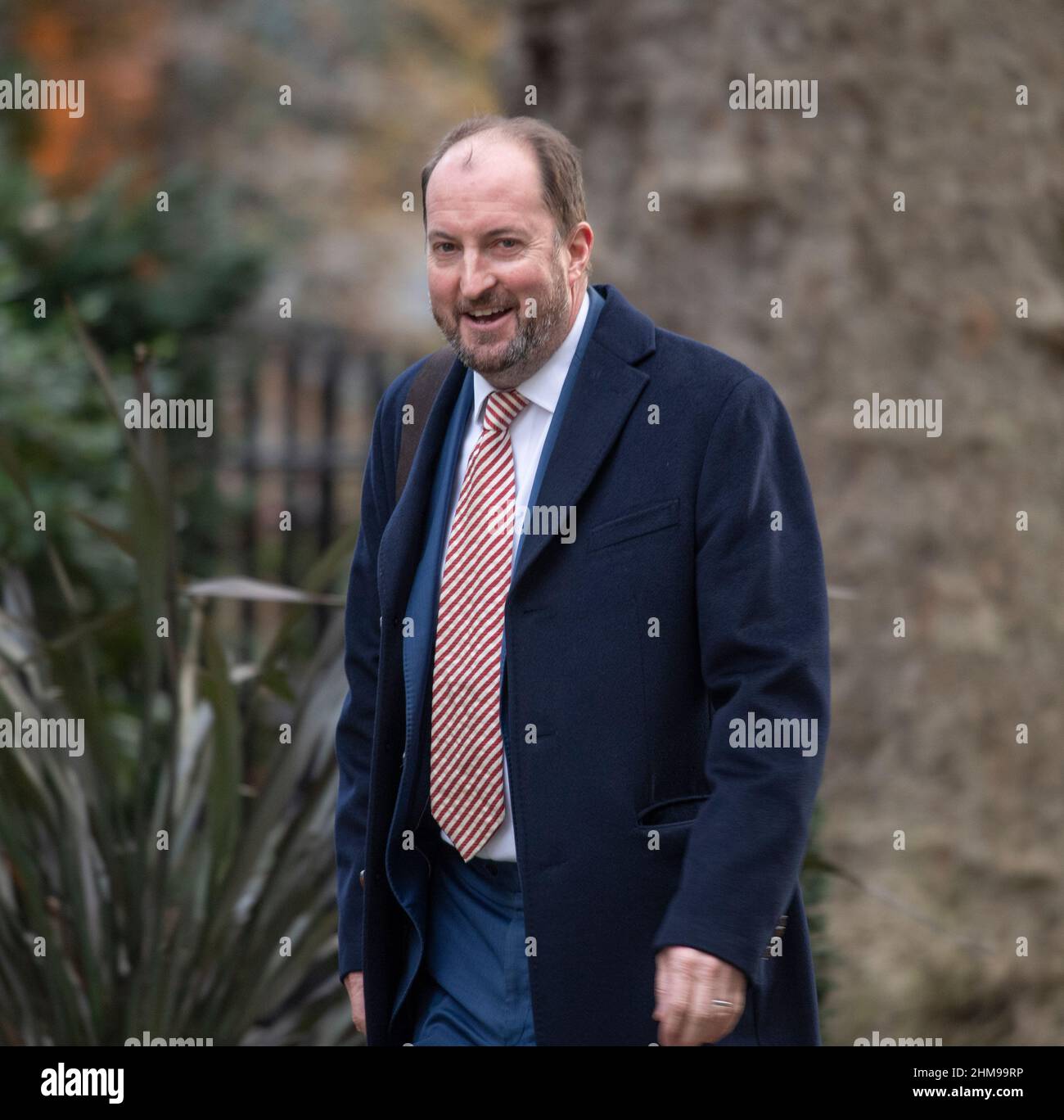 Downing Street, Londra, Regno Unito. 8th Feb 2022. Guto Harri, ex emittente e recentemente nominato direttore delle comunicazioni di Downing Street, arriva al n. 10 prima della riunione settimanale del gabinetto. Credit: Malcolm Park/Alamy Live News Foto Stock