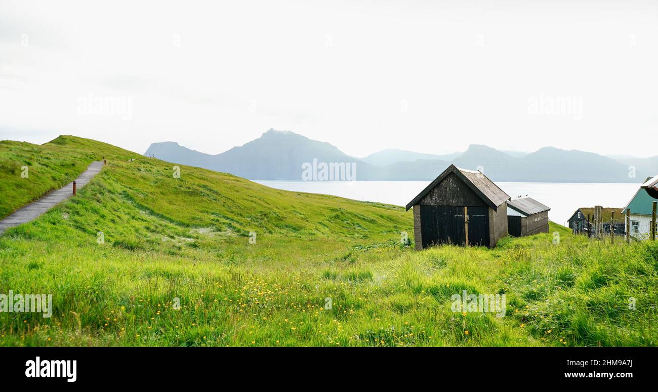 Vista panoramica delle case tipiche del villaggio di Gjogv. Isola di Eysturoy, Isole Faroe, Danimarca. Foto Stock