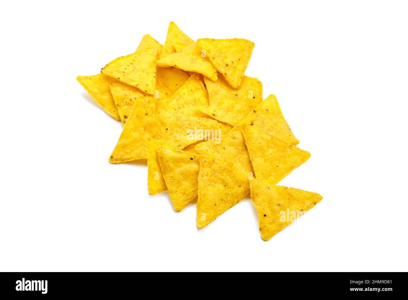 Nachos, patatine, snack isolato su sfondo bianco, vista dall'alto. Fast food sparsi, adatto ai vegetariani. Cucina tradizionale messicana. Selettivo f Foto Stock