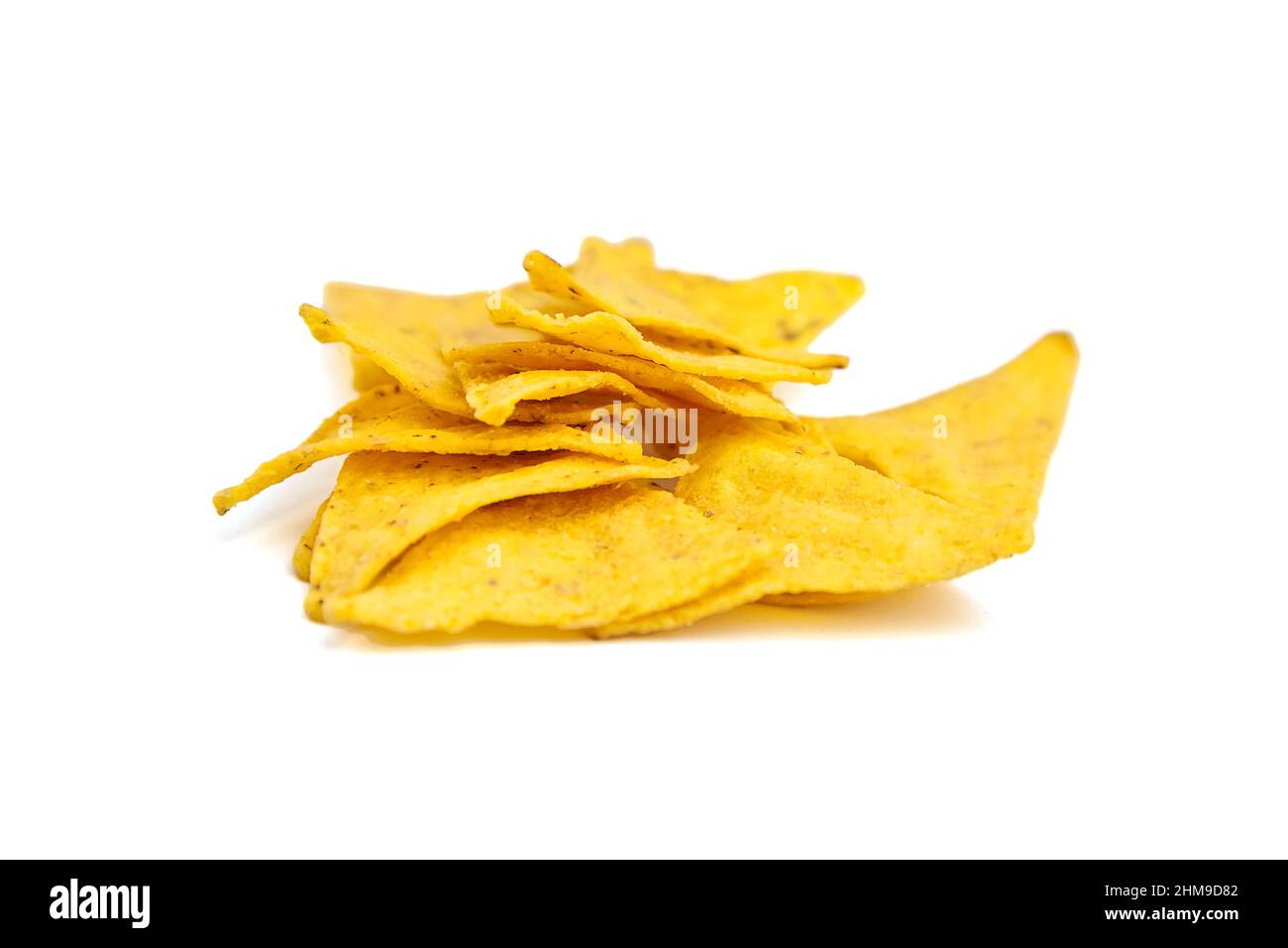 nachos, patatine di mais, snack isolato su sfondo bianco. Fast food sparsi, adatto ai vegetariani. Cucina tradizionale messicana. Messa a fuoco selettiva Foto Stock