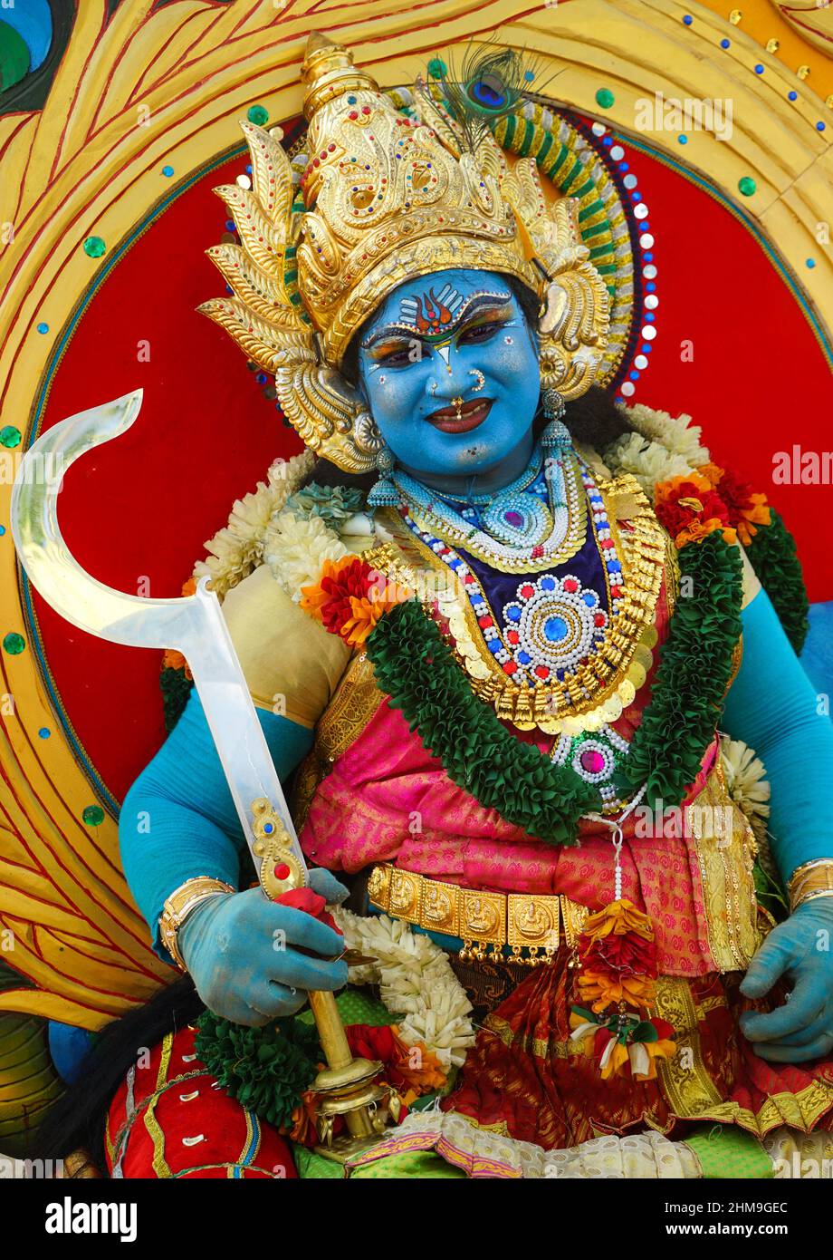 Bell'artista in colorati costumi di carnevale durante la festa di Pooram a Thrissur, kerala, India Foto Stock