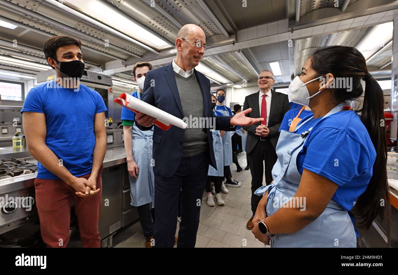 08 febbraio 2022, Turingia, Erfurt: Wolfgang Tiefensee (M, SPD), Ministro dell'economia, della scienza e della società digitale della Turingia, parla con apprendisti stranieri di un primo anno di gestione alberghiera presso il DEHOGA Competence Centre di Erfurt. Nello stesso giorno inizia la formazione di 20 apprendisti stranieri nel settore alberghiero e della ristorazione. Foto: Martin Schutt/dpa-Zentralbild/dpa Foto Stock