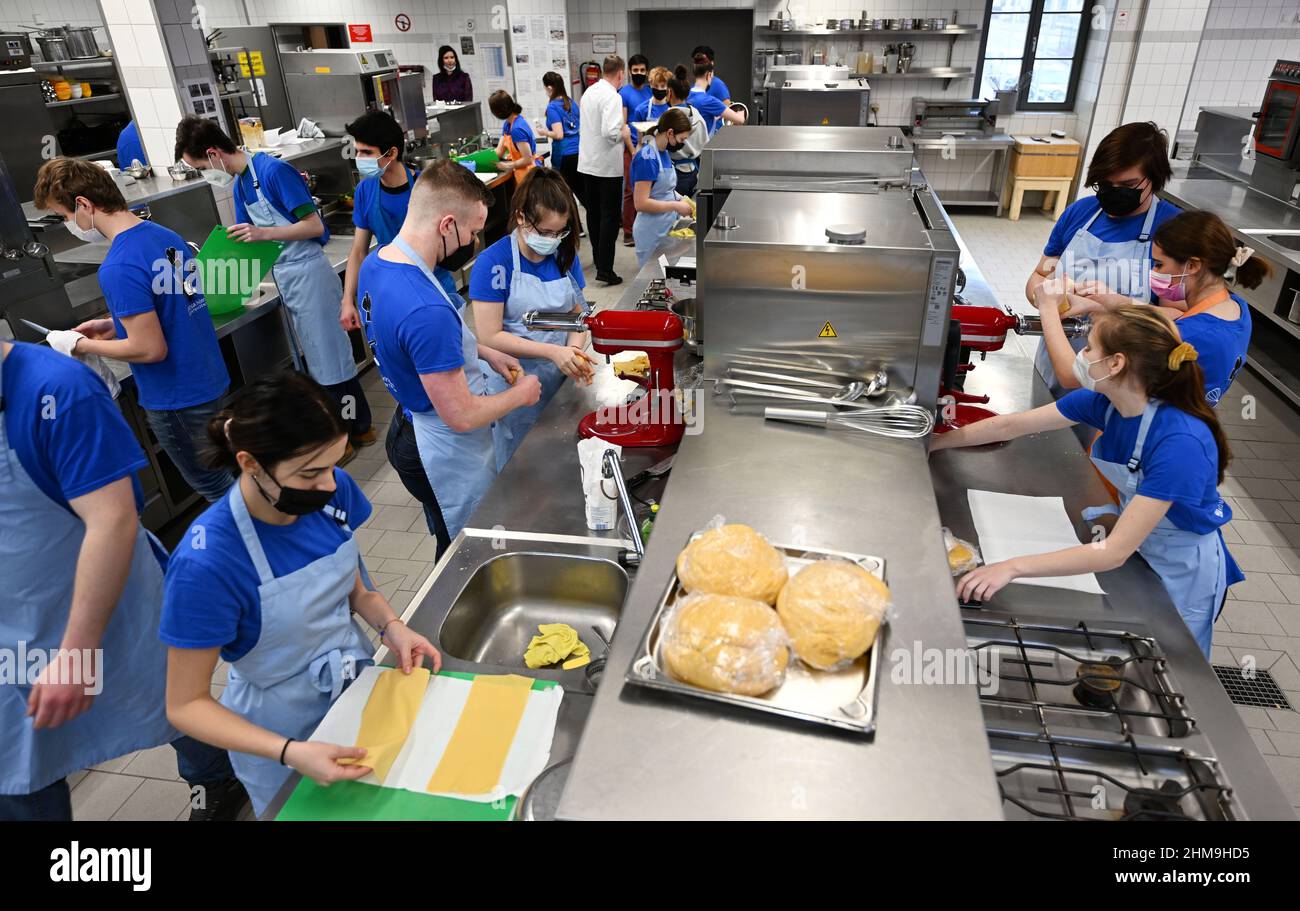 08 febbraio 2022, Turingia, Erfurt: Tirocinanti in uno stand di primo anno di tirocinio alberghiero in una cucina di formazione presso il DEHOGA Competence Center di Erfurt. Nello stesso giorno inizia la formazione di 20 apprendisti stranieri nel settore alberghiero e della ristorazione. Foto: Martin Schutt/dpa-Zentralbild/dpa Foto Stock