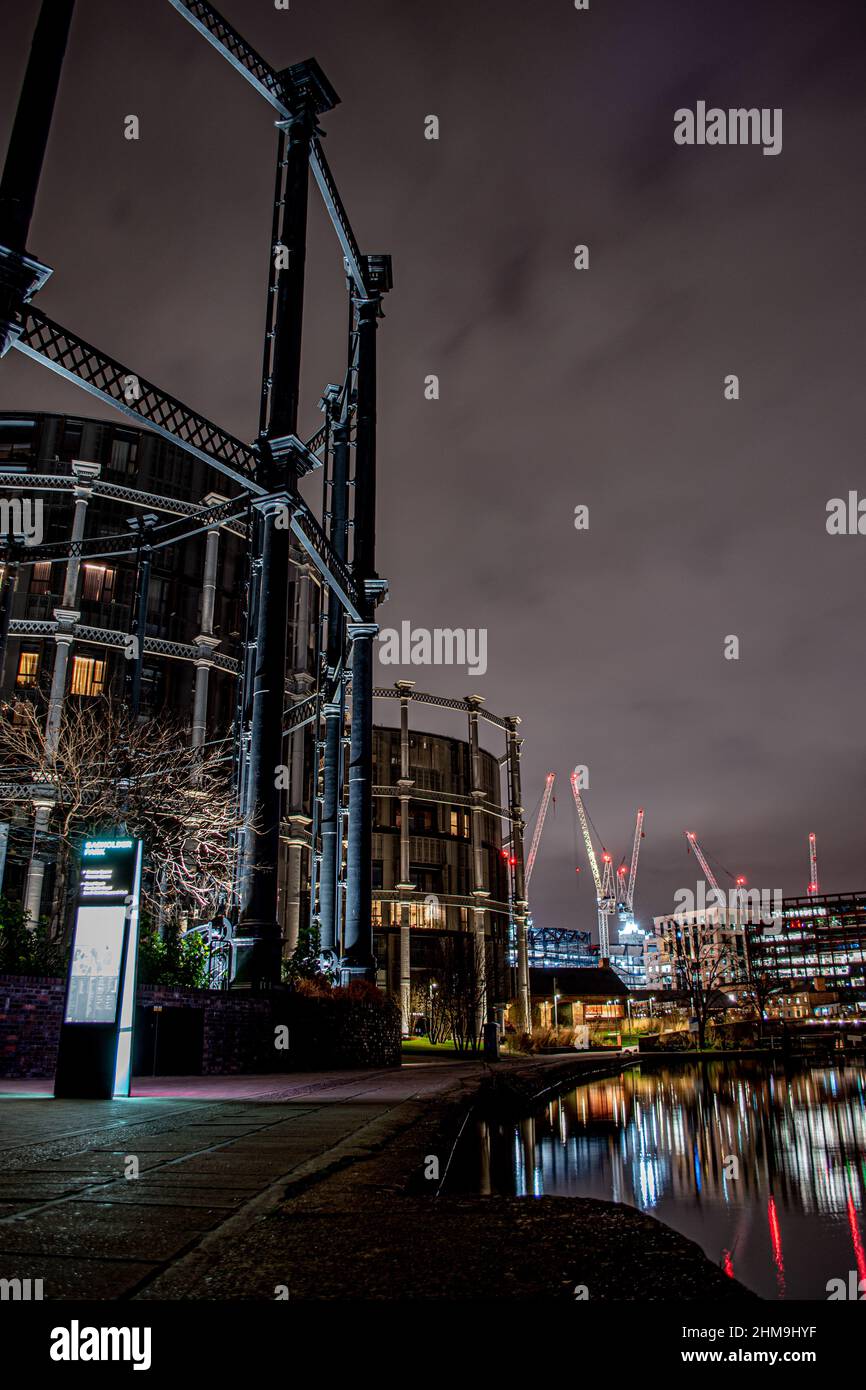 Regent's Canal vista laterale di sviluppo Gasholder, King Cross tutto illuminato di notte. Foto Stock