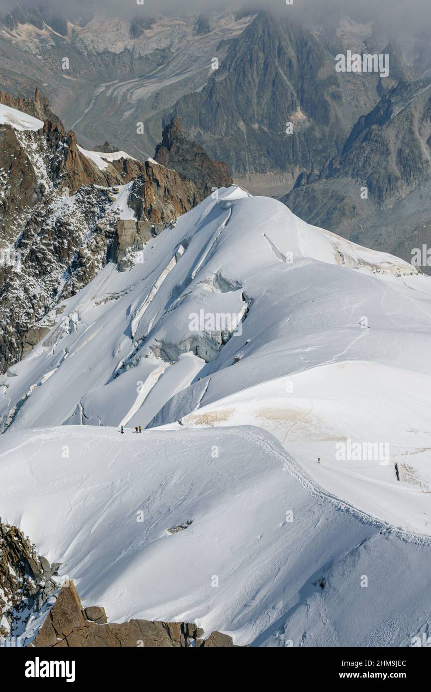 Vista sulle Alpi dalla piattaforma panoramica Aiguille du Midi sopra Chamonix sotto il Monte Bianco Foto Stock