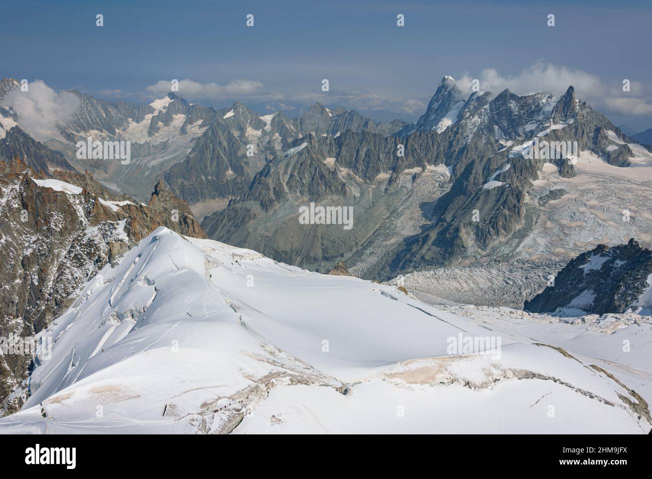 Vista sulle Alpi dalla piattaforma panoramica Aiguille du Midi sopra Chamonix sotto il Monte Bianco Foto Stock