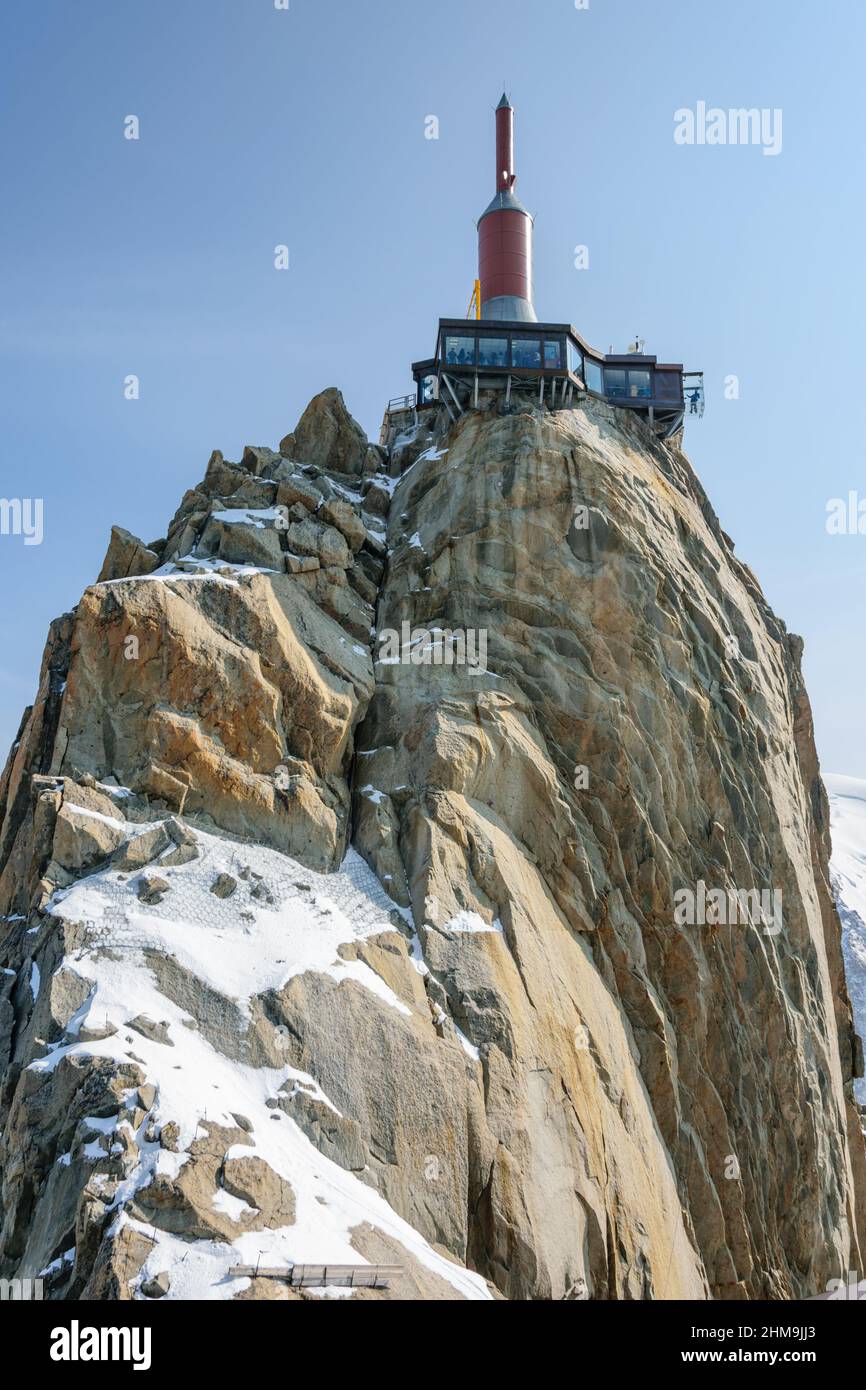 Vista delle piattaforme di osservazione Aiguille du Midi sopra Chamonix. Foto Stock