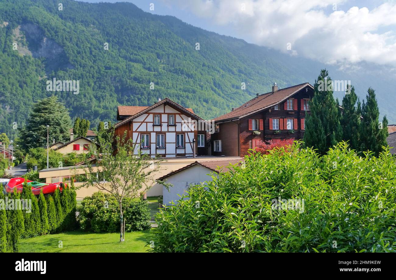 Case tradizionali e paesaggio epico a Lauterbrunnen Foto Stock