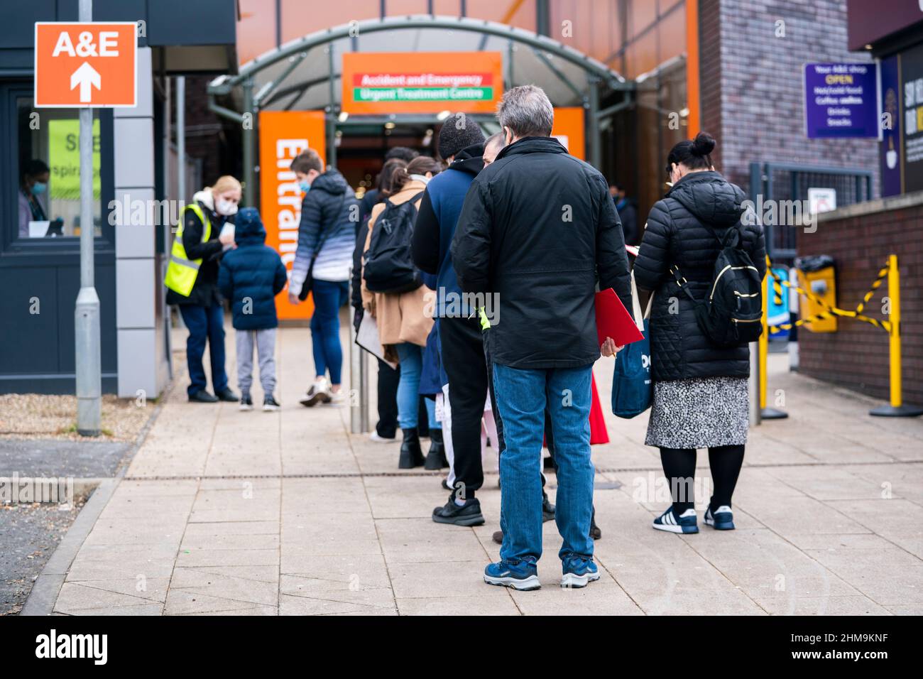 I pazienti si trovano al di fuori del reparto di emergenza e di incidente al Northwick Park Hospital di Harrow, a nord di Londra, dove viene sottoposto a un nuovo programma che mette un medico e un infermiere al di fuori dei reparti A ed e per reindirizzare i casi non urgenti, il che si spera possa salvare milioni di NHS. Data immagine: Martedì 8 febbraio 2022. Foto Stock