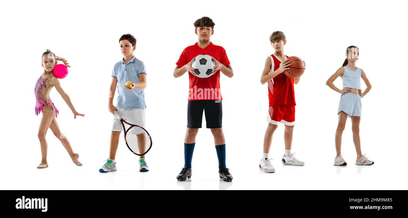 Collage di bambini, sportivi in posa in azione isolato su sfondo bianco studio Foto Stock