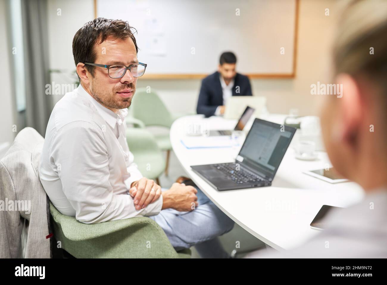 L'uomo d'affari come programmatore o sviluppatore di software siede al computer portatile in ufficio Foto Stock