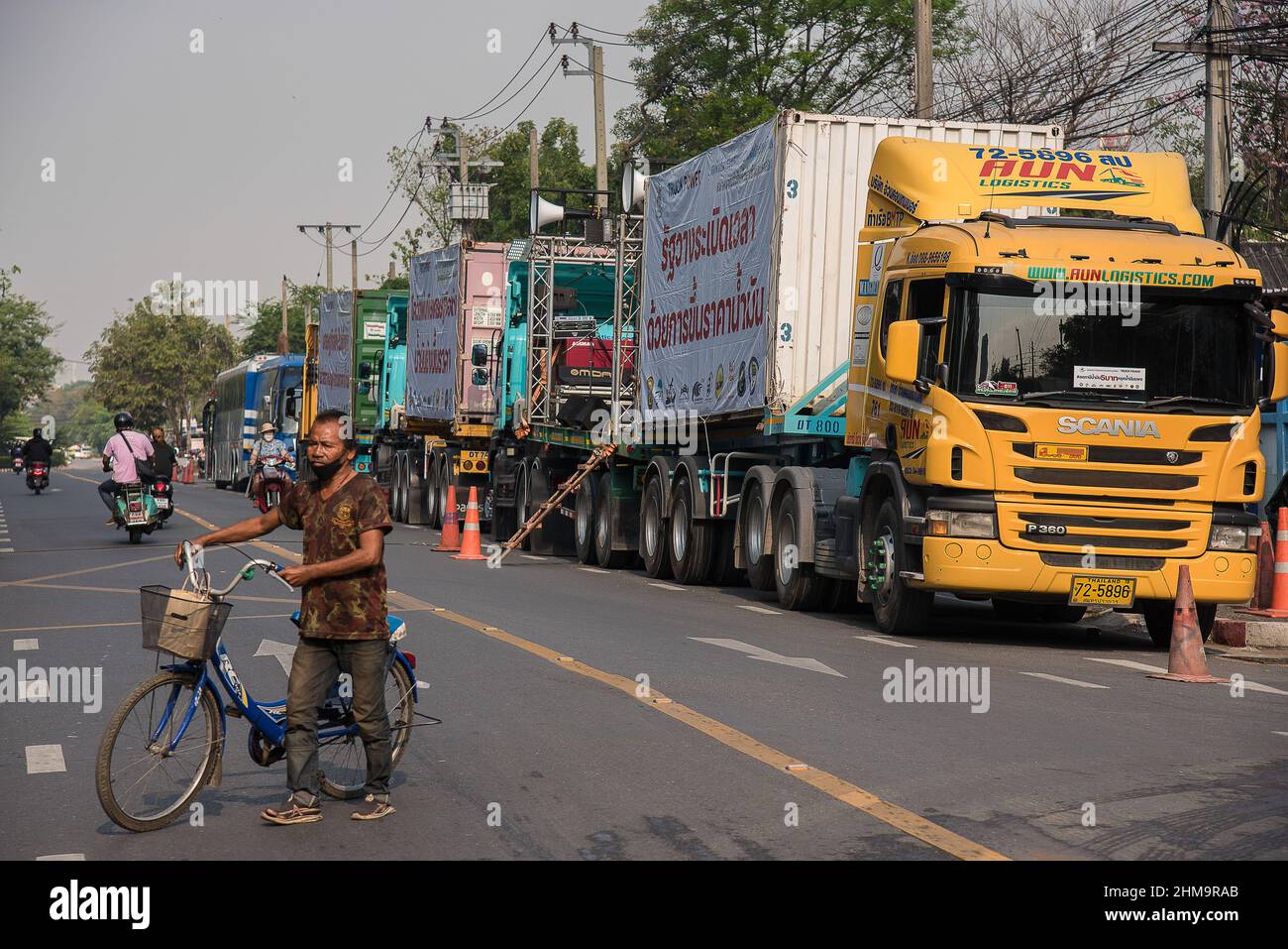 Bangkok, Tailandia. 08th Feb 2022. Veicoli visti parcheggiando sulla strada fuori dal ministero dell'energia durante la dimostrazione. Operatori di camion e tassisti provenienti da tutto il paese che sono colpiti da prezzi più elevati del diesel a causa degli effetti della pandemia del covid-19, Si caravan al Ministero dell'energia per protestare contro l'alto prezzo del diesel a Bangkok. (Foto di Peerapon Boonyakiat/SOPA Images/Sipa USA) Credit: Sipa USA/Alamy Live News Foto Stock