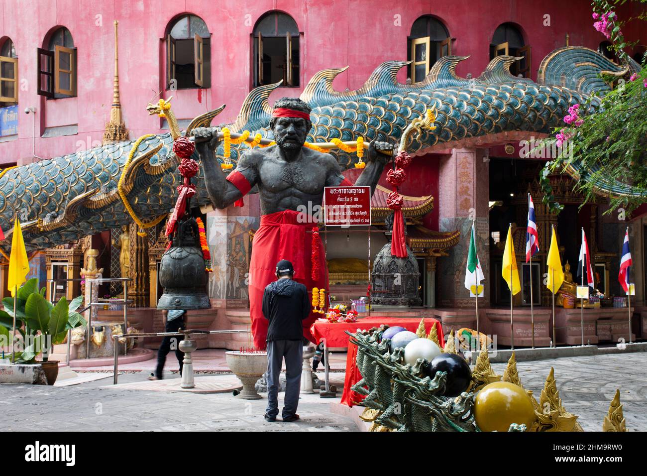 Dio della morte o Principe di Devils o statua del Re dell'inferno per il popolo thailandese viaggio visita e benedizione rispetto pregare il tempio Wat Samphran a Sam Phran Foto Stock