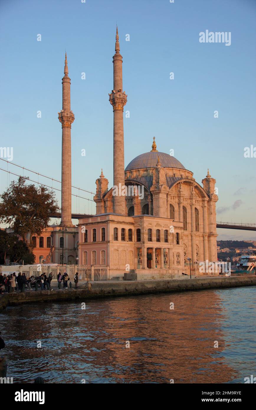 Ortakoy l'iconica moschea di Istanbul Foto Stock