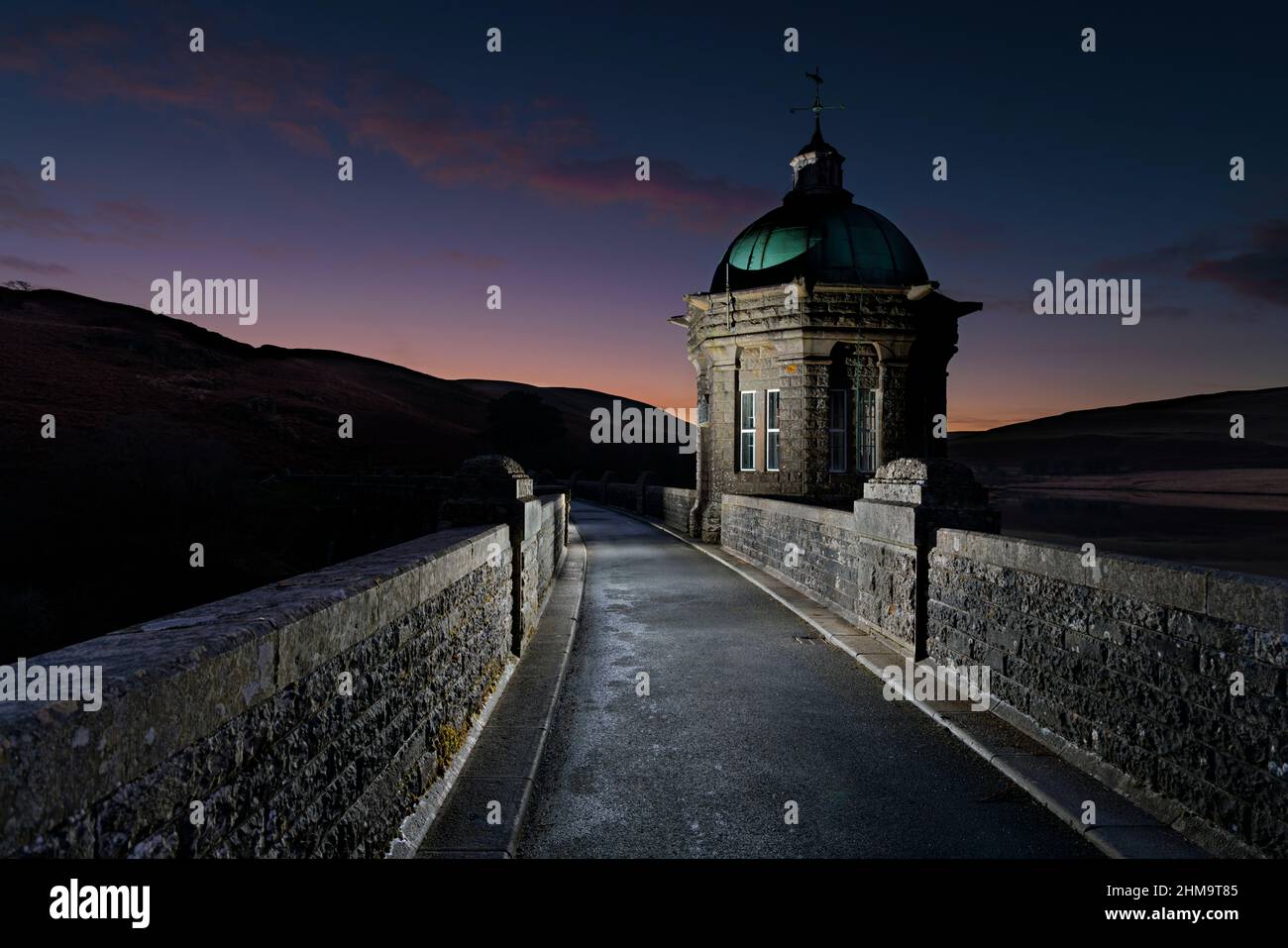 Diga di Craig Goch nella Valle di Elan illuminata al crepuscolo.. Foto Stock