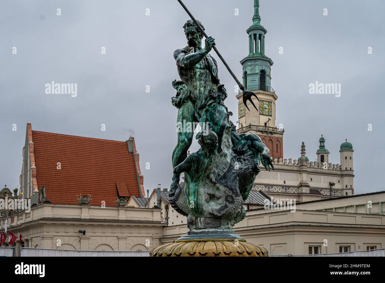 La Fontana del Nettuno sul mercato principale (Rynek) piazza nella città vecchia di Poznan, Polonia. La torre del municipio sullo sfondo Foto Stock