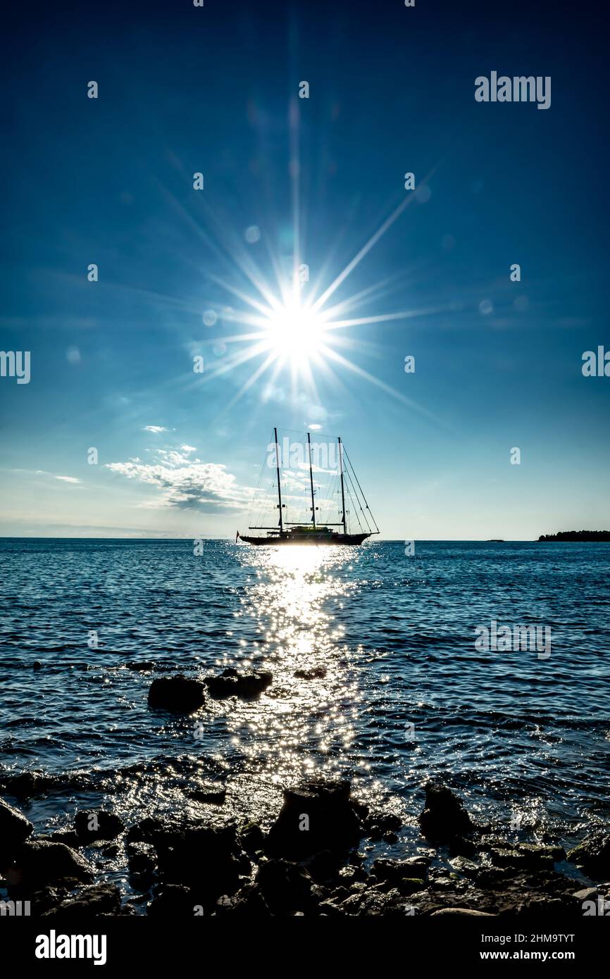 Grande nave a vela sotto il sole luminoso sul Mar Mediterraneo in Croazia Foto Stock